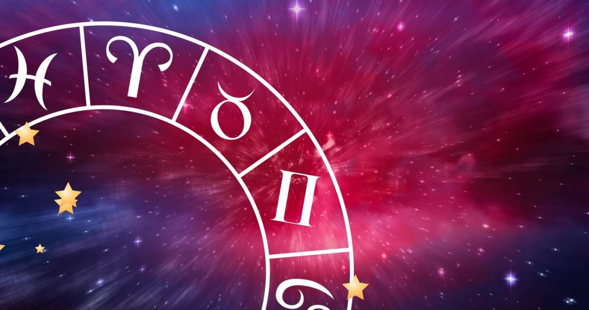 Imaginea roții zodiacului învârtindu-se pe cerul înstelat al nopții