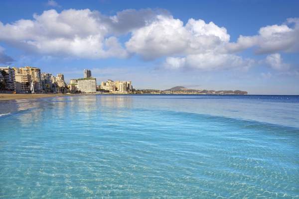 Orașul din Europa cu una dintre cele mai frumoase plaje din Marea Mediterană. Aici poți admira și păsări flamingo / FOTO