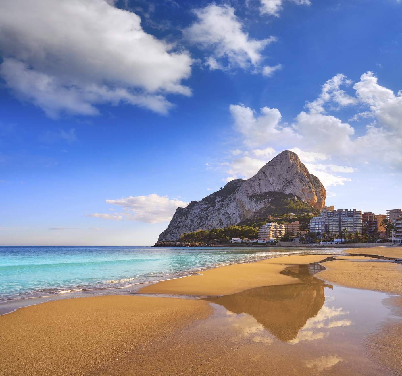 Plaja Playa de Fossa din Calpe și stânca Ifach Penon din Alicante în Spania