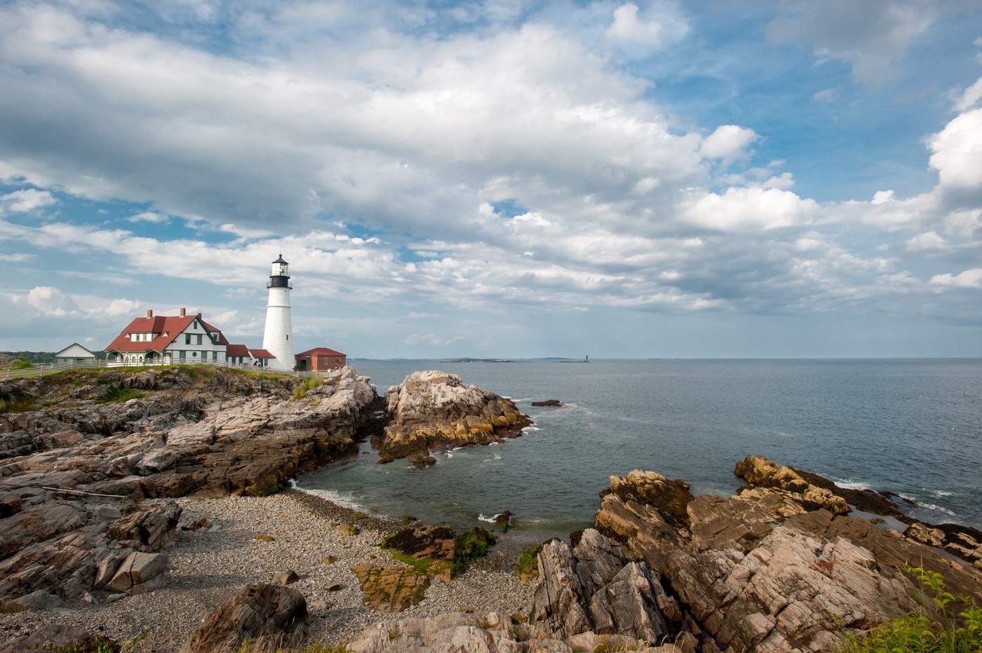 Far cu vedere spre țărmul stâncos din Cape Elizabeth Maine