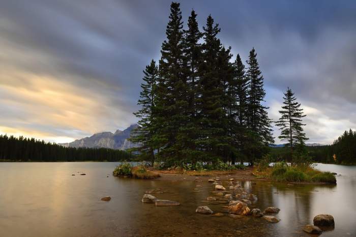 Vedere spre sud peste mica insulă de pe malul vestic al lacului Two Jack către masivul Mount Rundle, înalt de 2949 m