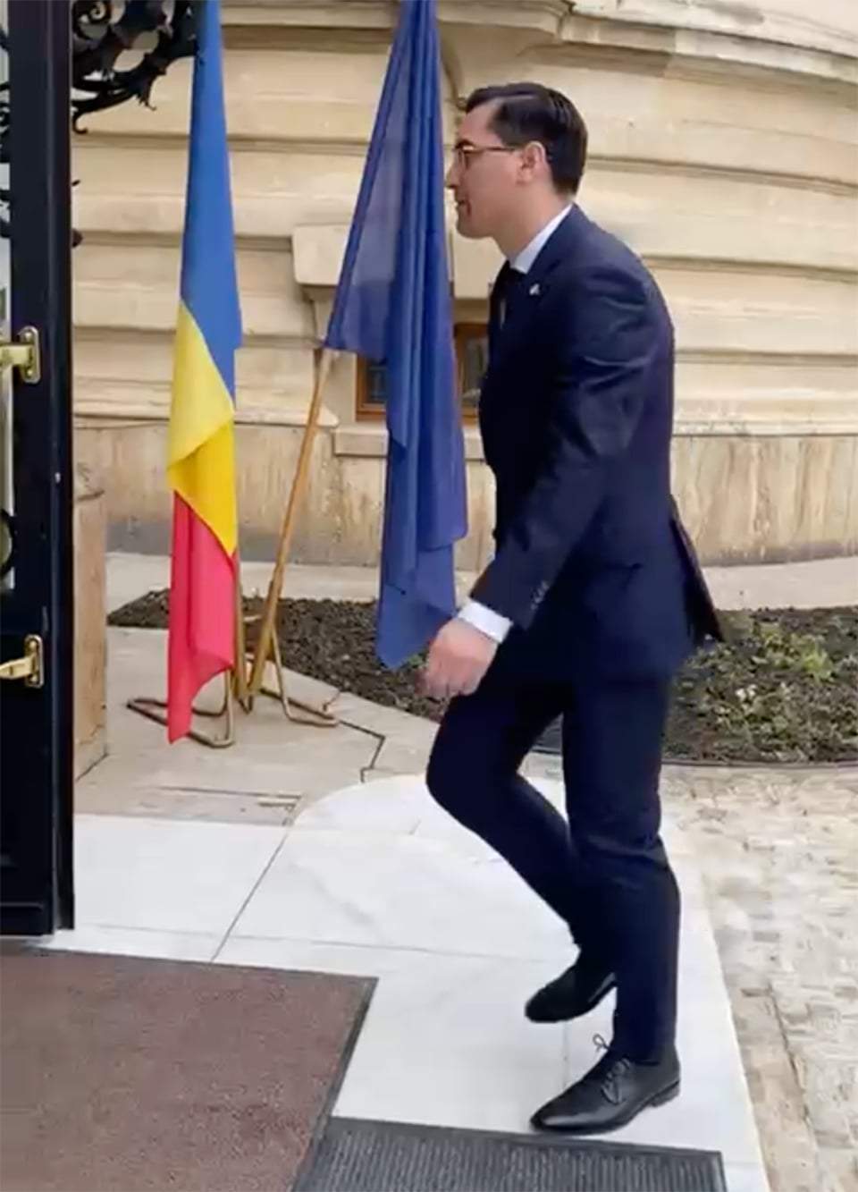 Imagini exclusive de la ceremonia de decorare a lui Gheorghe Hagi cu cea mai înaltă distincție a statului român. Ce invitați de seamă participă / VIDEO