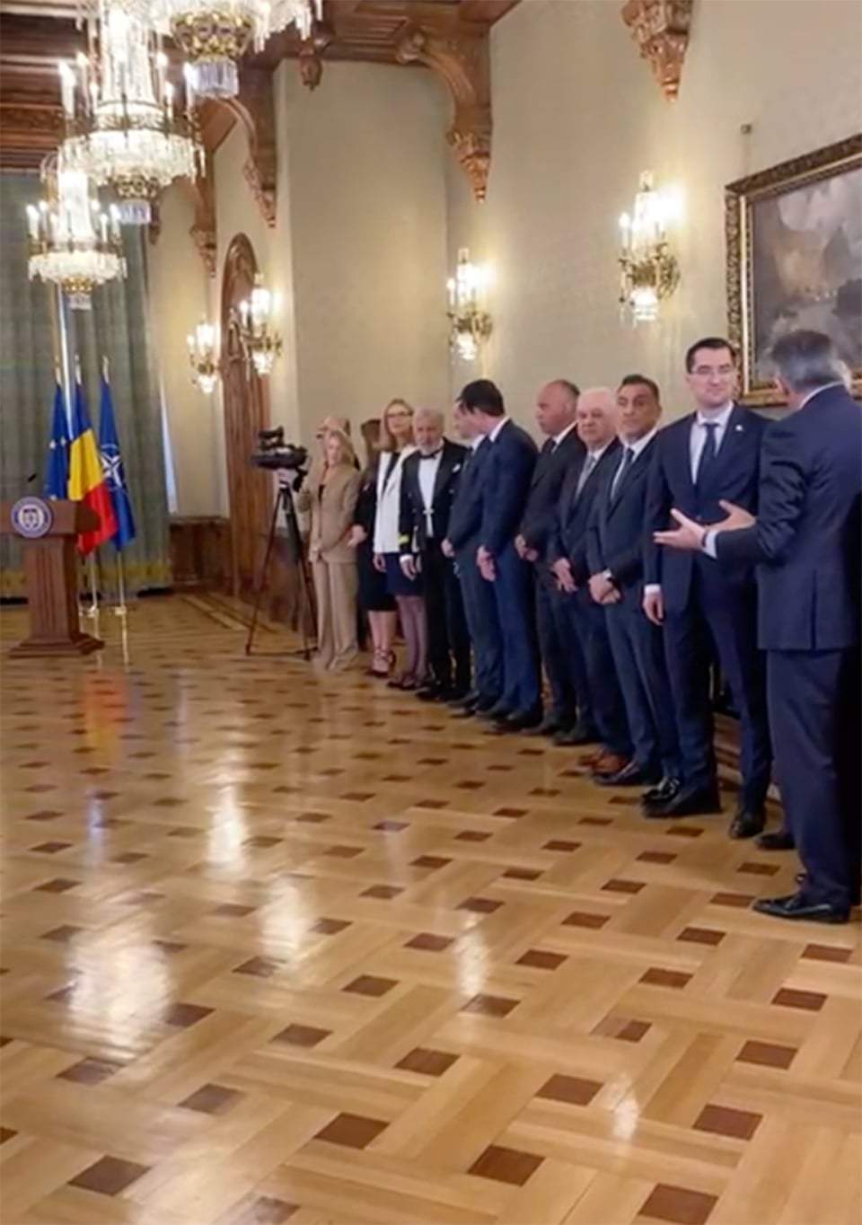 Imagini exclusive de la ceremonia de decorare a lui Gheorghe Hagi cu cea mai înaltă distincție a statului român. Ce invitați de seamă participă / VIDEO