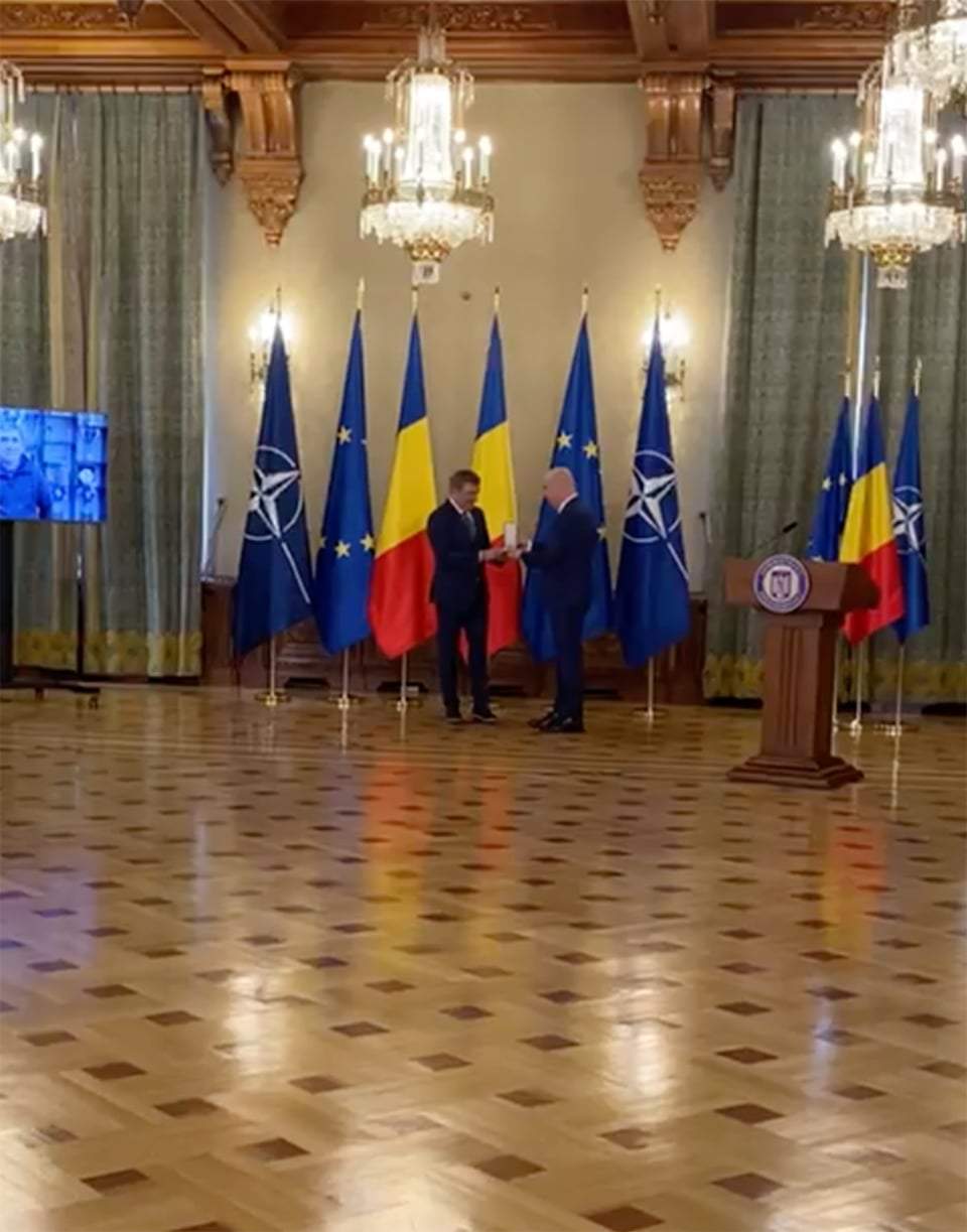 Imagini exclusive de la ceremonia de decorare a lui Gheorghe Hagi cu cea mai înaltă distincție a statului român. Ce invitați de seamă participă / VIDEO