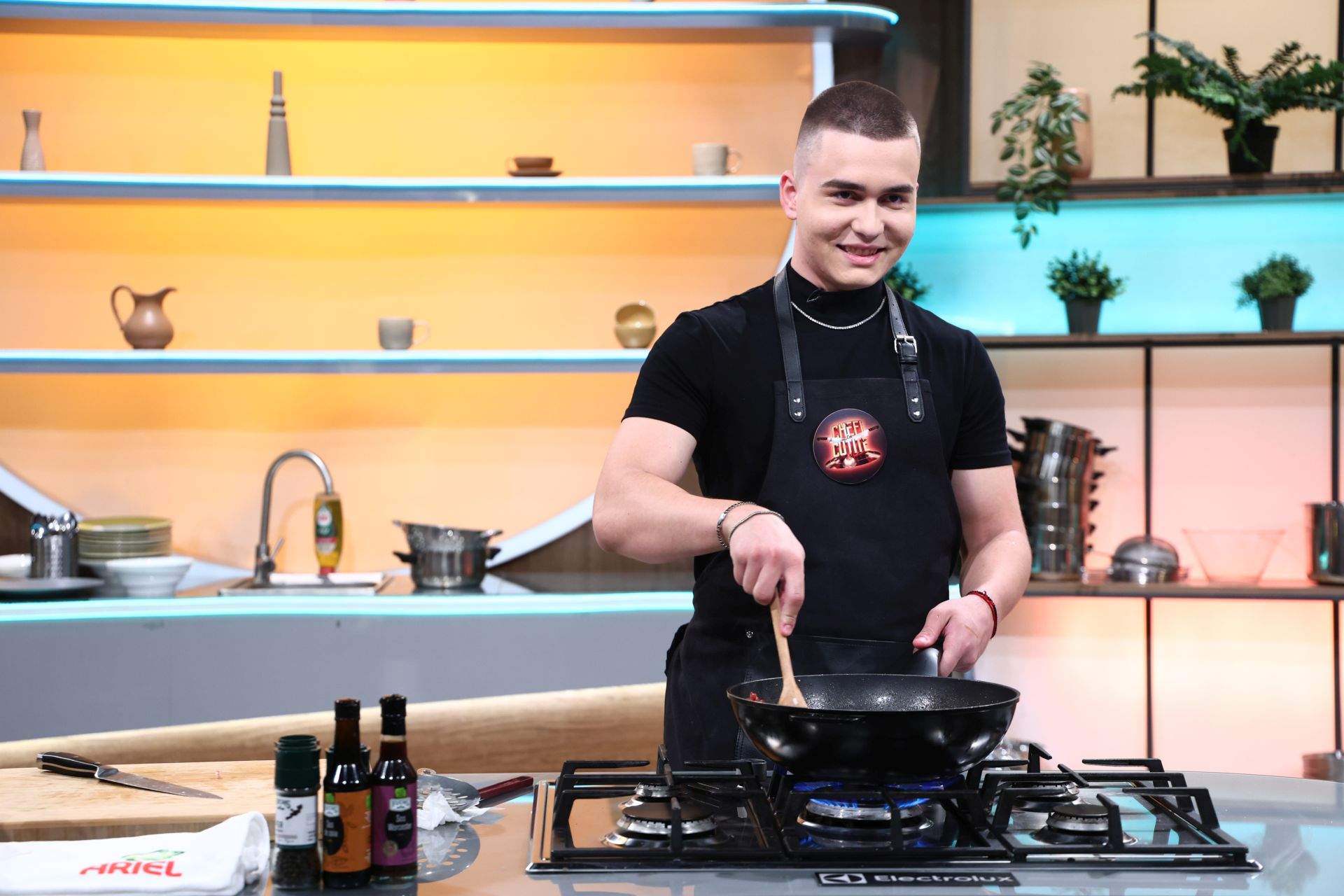 Chef Richard a câștigat amuleta ieri seară, la Chefi la cuțite. Diseară, soția și fiul lui Chef Orlando Zaharia îi pregătesc surpriza vieții, chiar în platoul show-ului culinar