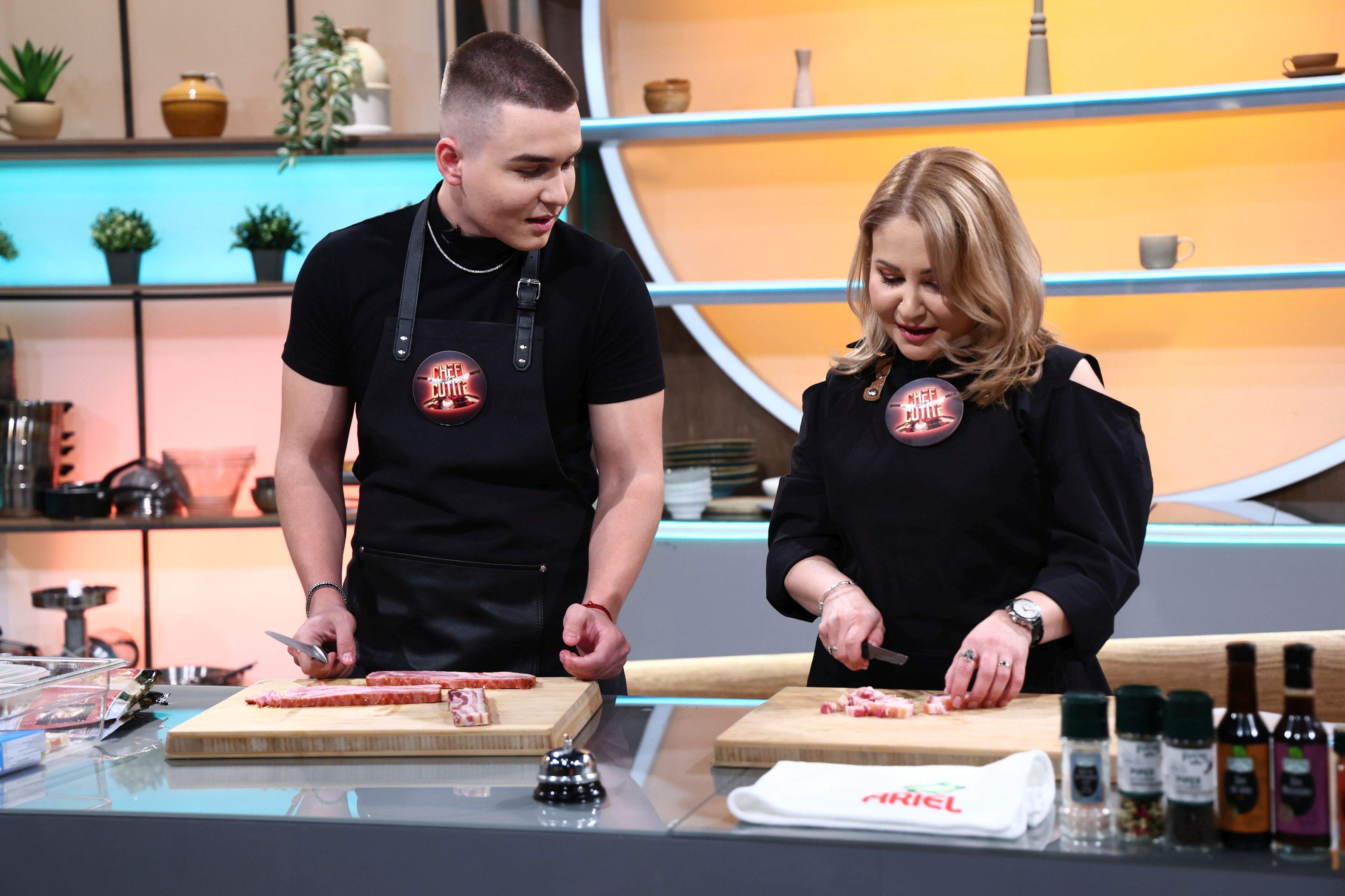 Chef Richard a câștigat amuleta ieri seară, la Chefi la cuțite. Diseară, soția și fiul lui Chef Orlando Zaharia îi pregătesc surpriza vieții, chiar în platoul show-ului culinar