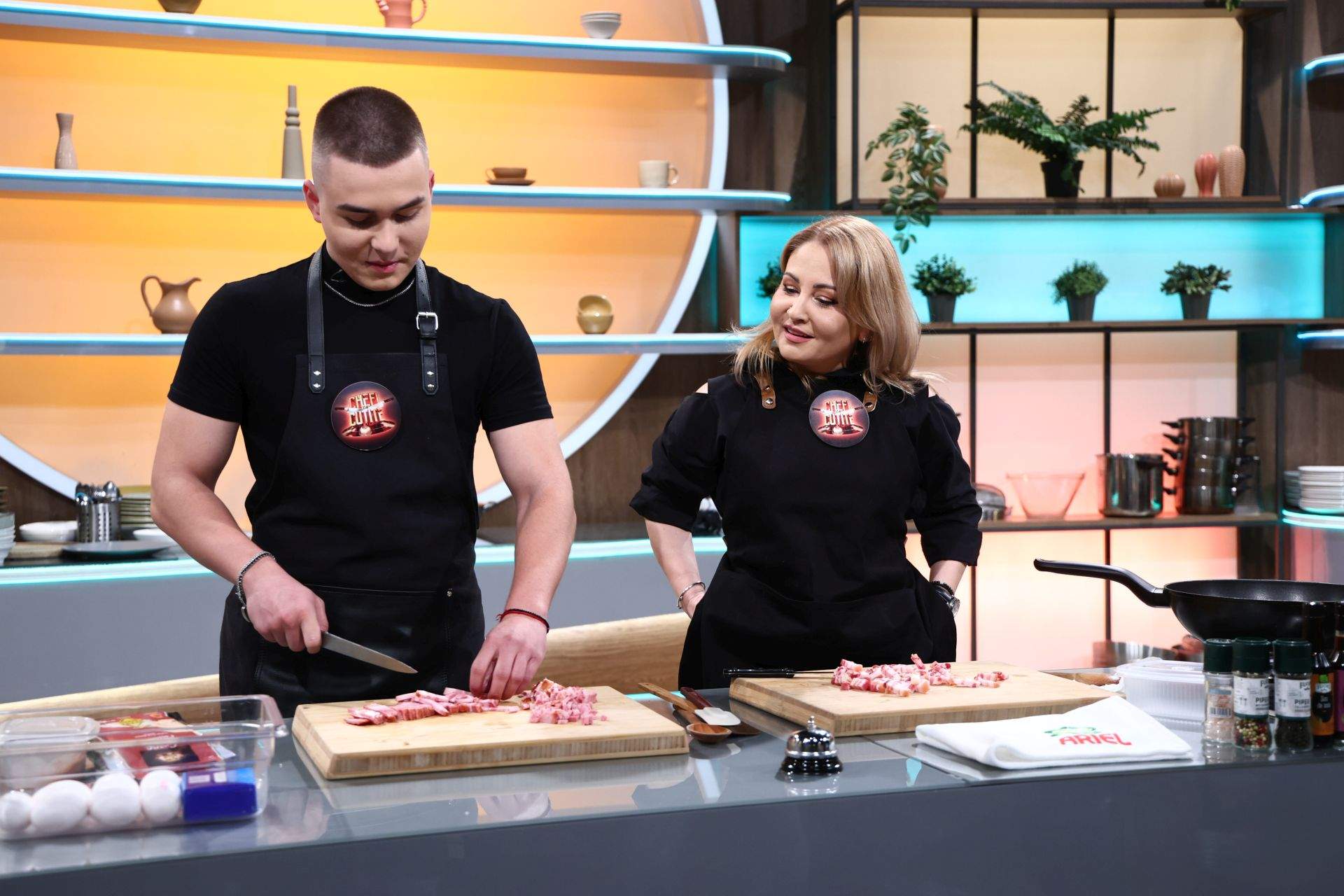 Chef Richard a câștigat amuleta ieri seară, la Chefi la cuțite. Diseară, soția și fiul lui Chef Orlando Zaharia îi pregătesc surpriza vieții, chiar în platoul show-ului culinar