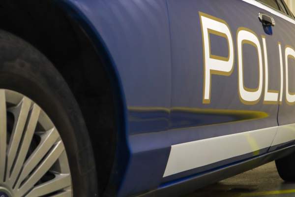 Un copil de 4 ani a sunat la poliție pentru că mama lui i-a furat înghețata! Gestul pe care l-au făcut agenții au lăsat-o fără cuvinte pe femeie