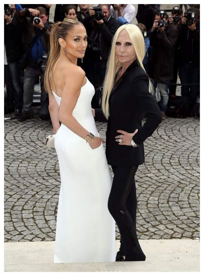 Donatella Versace, mesaj de încurajare de la Jennifer Lopez, după ce a renunțat la funcția de director al brandului de lux. Cântăreața îi este alături: „Ar fi mândru”