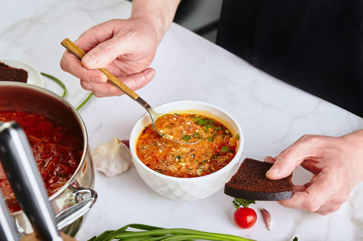 Supă tradițională ucraineană și rusă de sfeclă roșie borsch, preparată din sfeclă, varză, cartofi, carne de vită și roșii