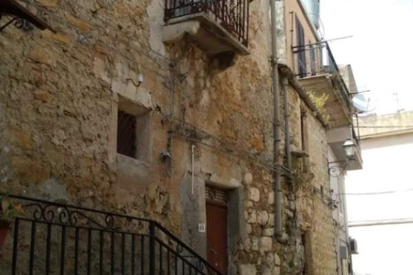 Casă cu două etaje și balcon, scoasă la vânzare cu 1 euro. Proprietatea se află în centrul istoric | FOTO