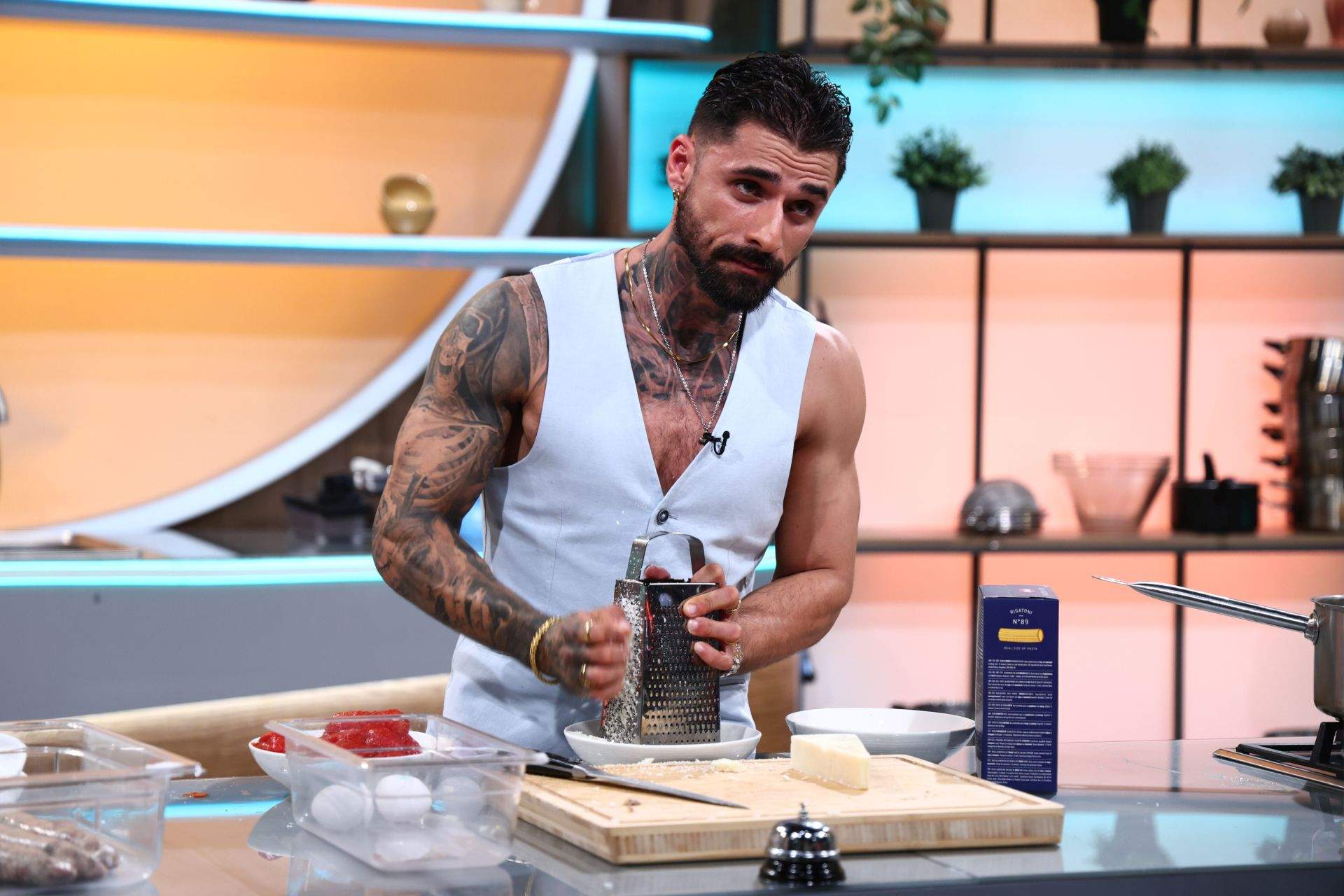 Chef Richard a câștigat ieri, la Chefi la cuțite, a treia amuletă din acest sezon. Influencerul maltez Luke Magro, cunoscut pentru rețetele de paste, gătește diseară în audiții