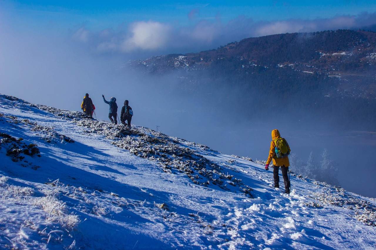 Turist prins sub avalanșă timp de 7 ore. Autoritățile l-au găsit la o adâncime de 1,5 metri