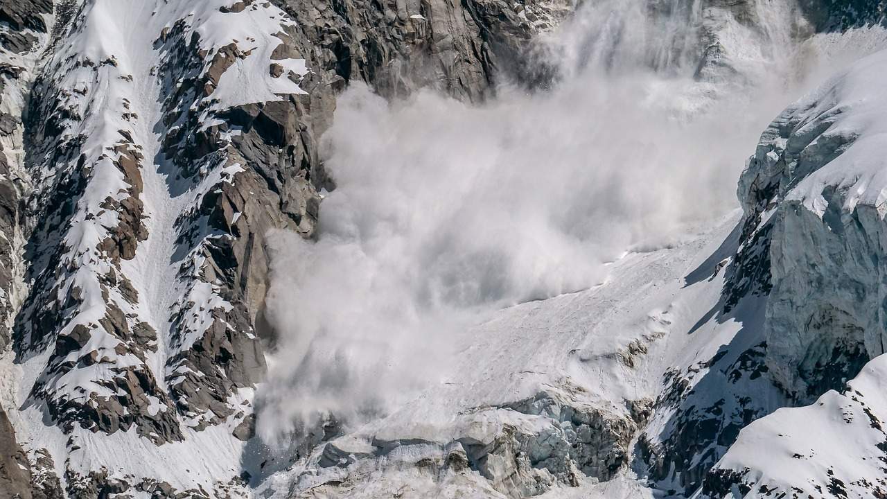 Turist prins sub avalanșă timp de 7 ore. Autoritățile l-au găsit la o adâncime de 1,5 metri