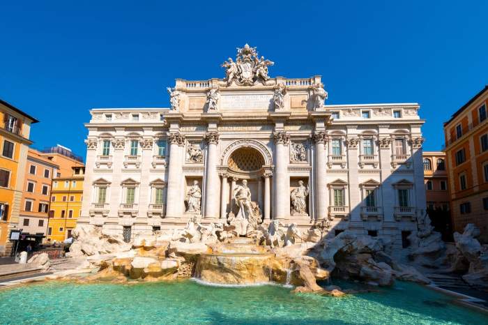 Fântâna Trevi este un monument baroc iconic din Roma și a fost prezentată în filme populare precum La Dolce Vita al lui Fellini și Vacanța romană al lui Wyler. 