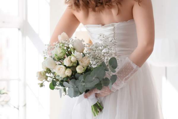 Și-au dorit o poză superbă în ziua nunții, dar mireasa a luat foc și a ajuns la spital. Cum a fost posibil