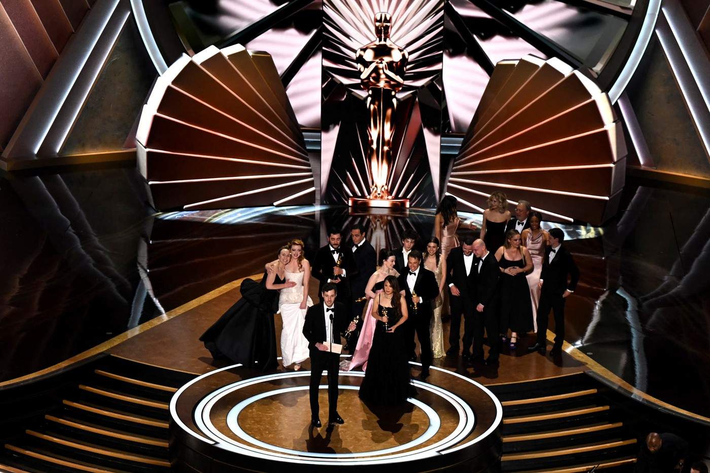 Producătorul american Alex Coco acceptă premiul pentru cel mai bun film pentru „Anora” pe scenă în timpul celei de-a 97-a ediții anuale a Premiilor Oscar la Dolby Theatre din Hollywood, California, pe 2 martie 2025.