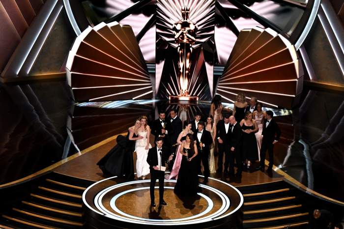 Producătorul american Alex Coco acceptă premiul pentru cel mai bun film pentru „Anora” pe scenă în timpul celei de-a 97-a ediții anuale a Premiilor Oscar la Dolby Theatre din Hollywood, California, pe 2 martie 2025.