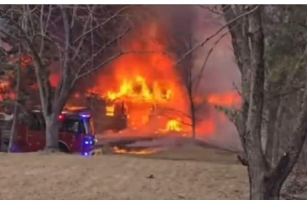 Un avion a luat foc, după ce s-a prăbușit peste o casă, în SUA. Toți pasagerii și-au pierdut viața