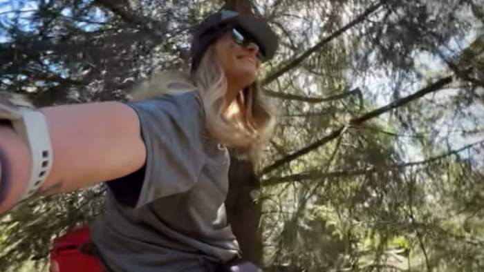 De frică s-a urcat în copac! Ce i-a ieșit Deliei în cale, în pădure: “Erau mari, agresivi” / VIDEO