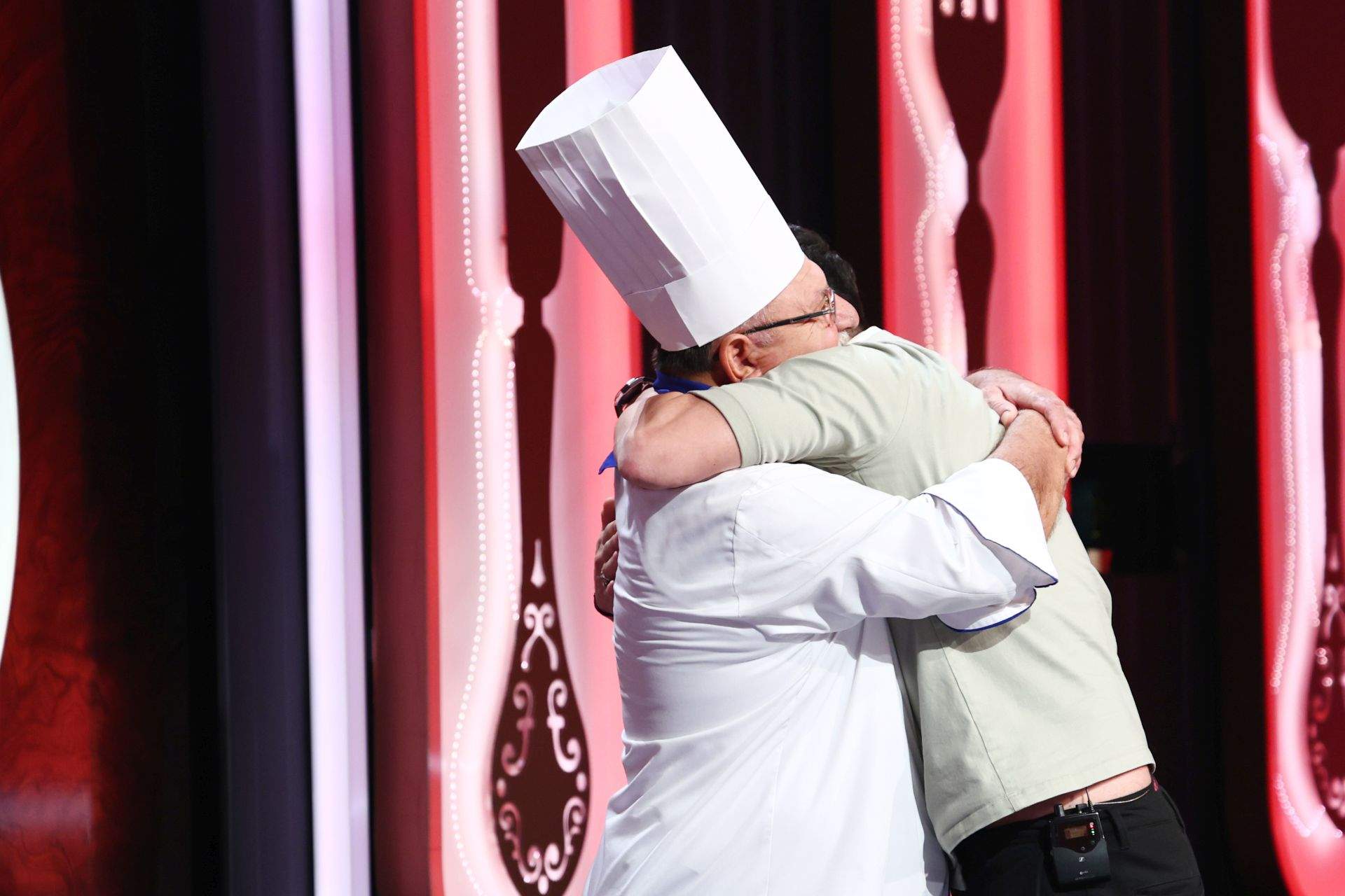 Întâlnire emoționantă, aseară, la Chefi la cuțite: Chef Ion Șerban, mentorul lui Chef Orlando Zaharia, a venit în platoul show-ului culinar
