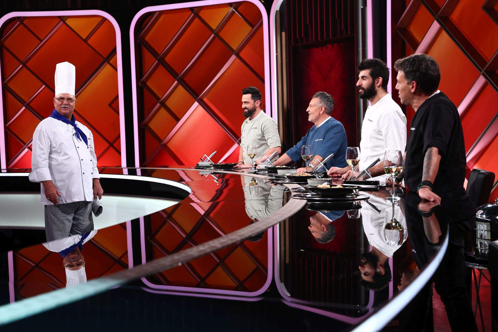 Întâlnire emoționantă, aseară, la Chefi la cuțite: Chef Ion Șerban, mentorul lui Chef Orlando Zaharia, a venit în platoul show-ului culinar