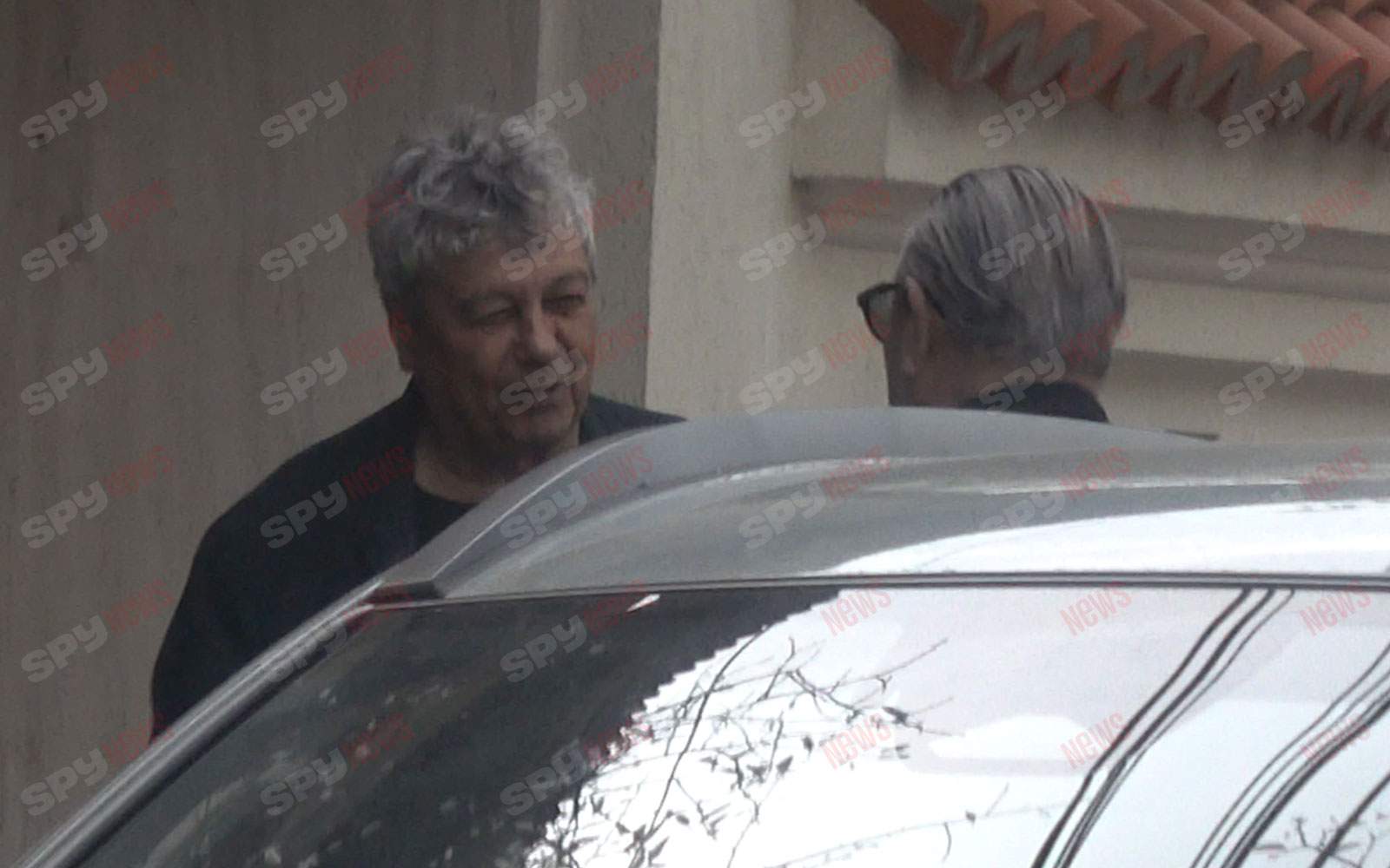 Serghei Mizil și Mircea Lucescu, la taclale în fața porții! Cum au fost filmați cei doi grei / PAPARAZZI