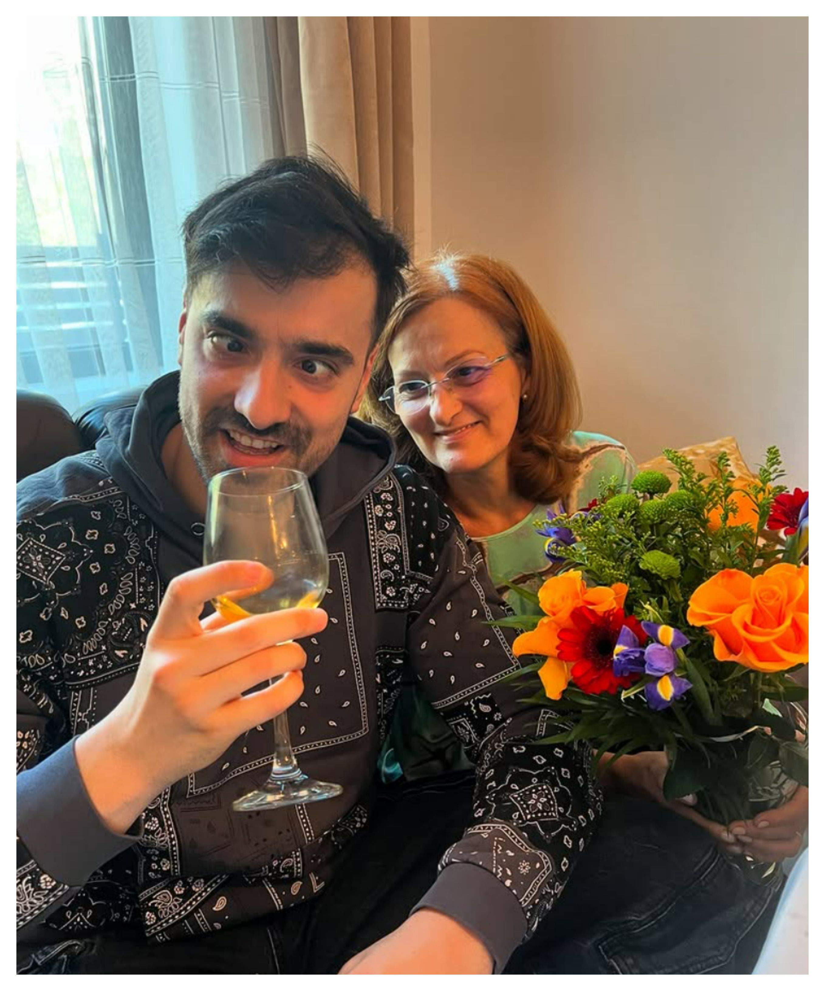 Cum arată mama lui Liviu Teodorescu. Imagine rară cu femeia care i-a dat viață artistului / FOTO