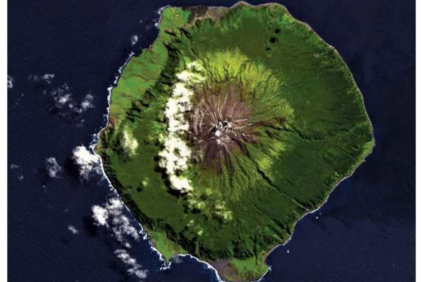 Viața în cel mai izolat loc. Cum trăiesc locuitorii de pe insula aflată în Oceanul Atlantic