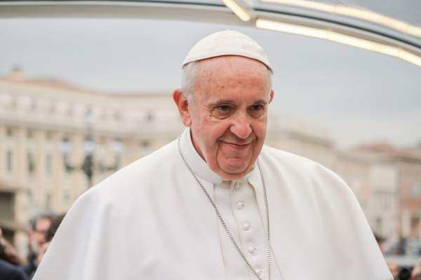 Care va fi dress code-ul la înmormântarea Papei Francisc. Suveranul pontif va fi îmbrăcat în haine roșii