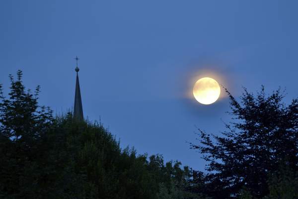 Lună Nouă pe 27 aprilie. Cum să atragi norocul în viața ta. Este un moment bun pentru manifestare