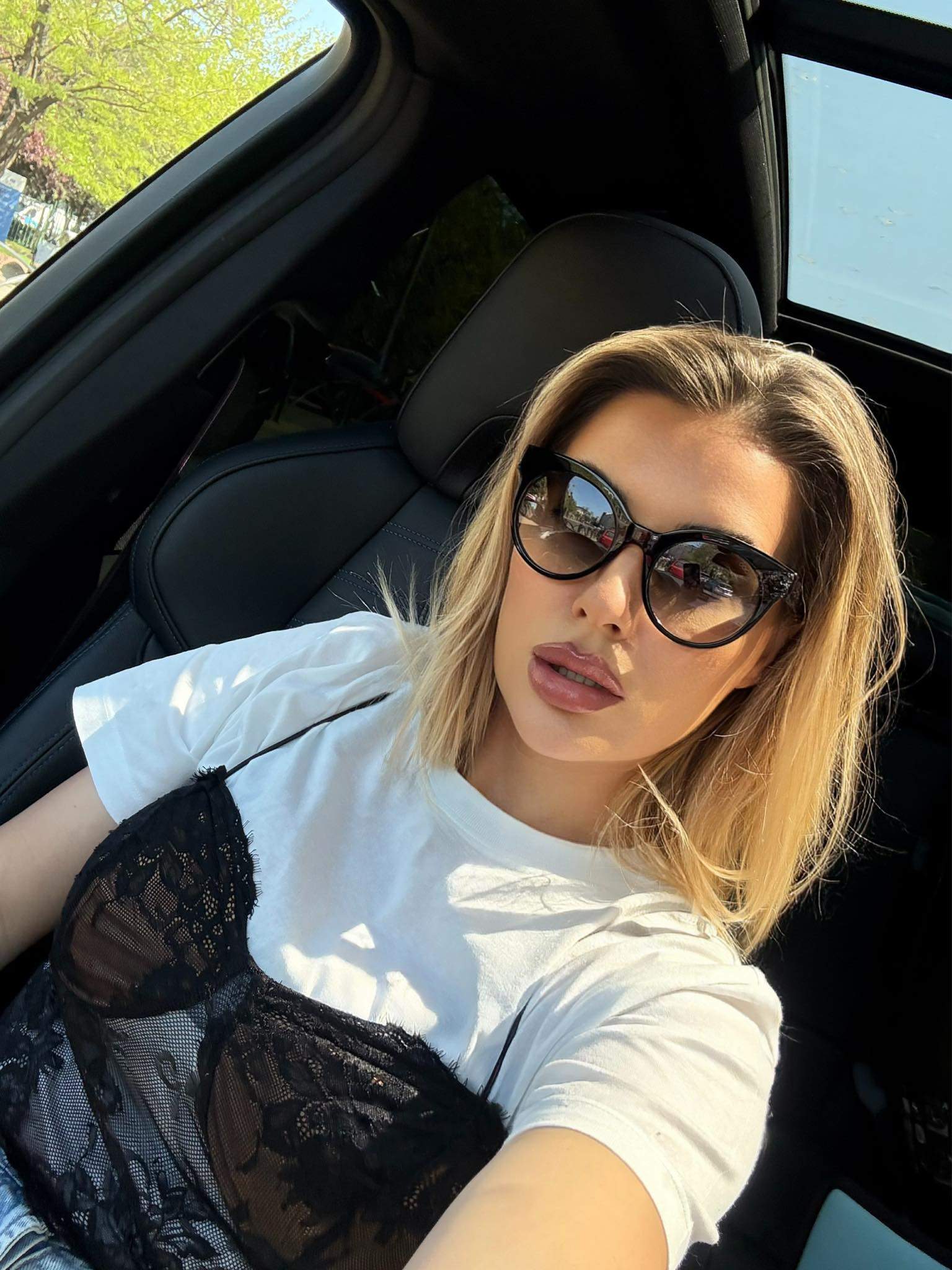 Sensy poartă ochelari de soare