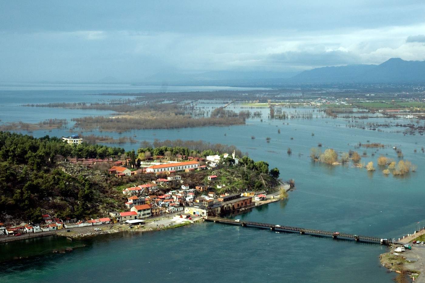 Lacul de cristal al Europei. Destinația fără aglomerație, unde pare că timpul stă în loc