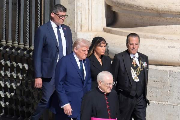 Donald și Melania Trump au plecat separat după funeraliile Papei Francisc. Unde a mers fiecare