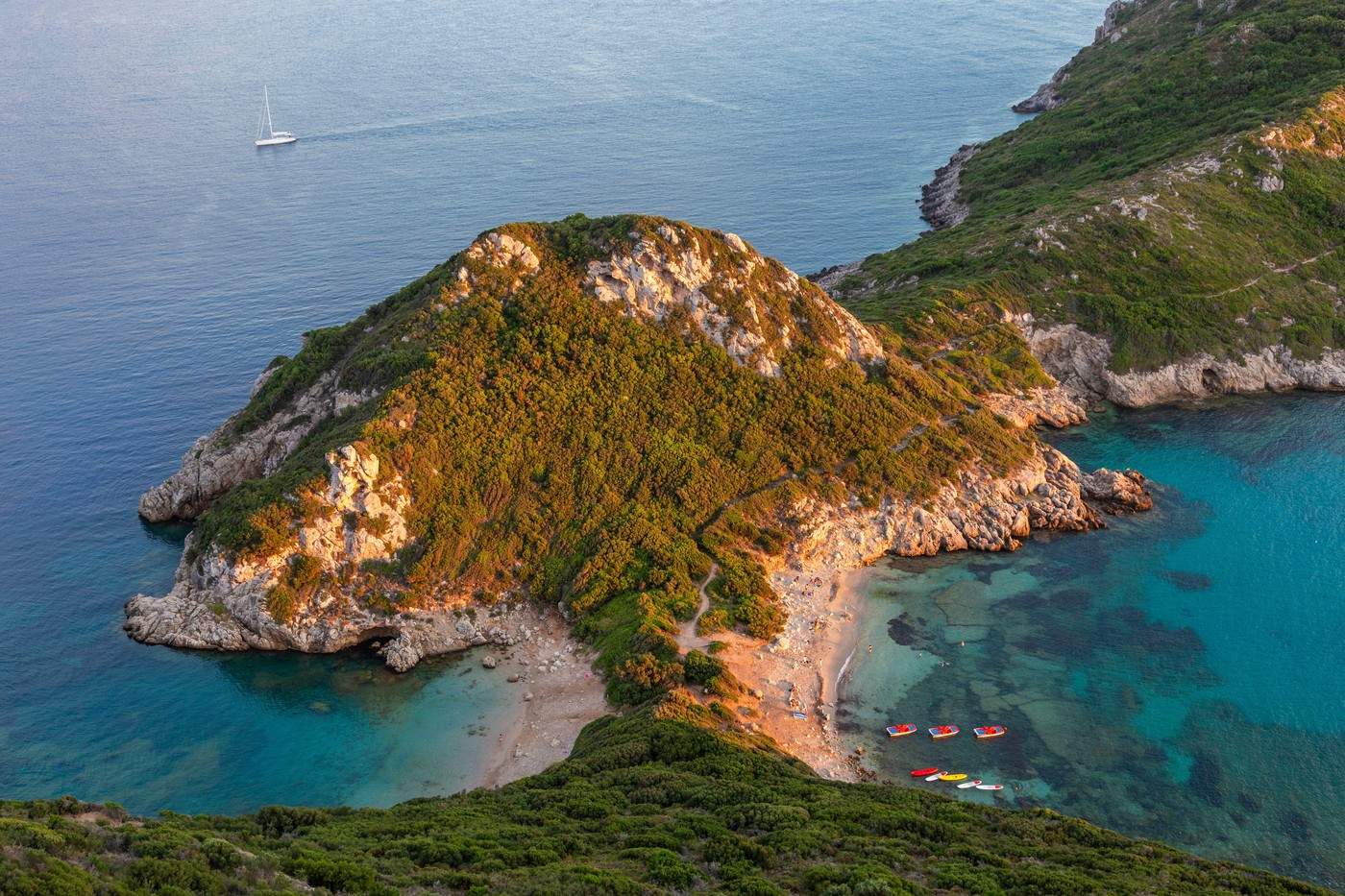 Apus de soare pe plaja Porto Timoni din insula grecească Corfu, Grecia, Europa.