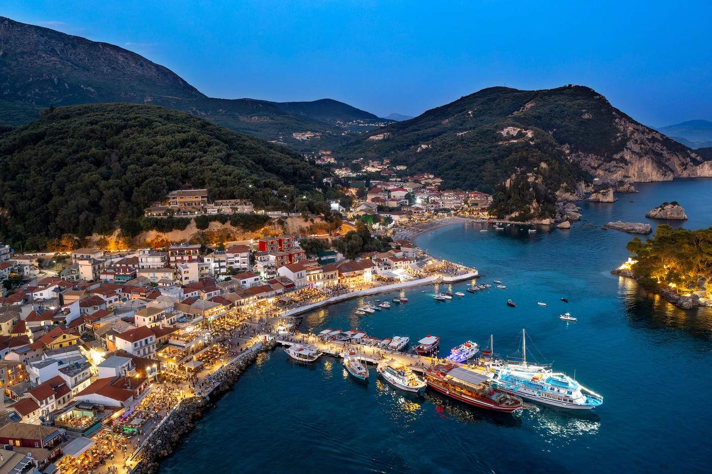 Vedere paroramică aeriană a portului Parga cu case tipice, coasta ionică, Epirus, Grecia de Nord Parga este un oraș și municipalitate situat în partea de nord-vest a unității regionale Preveza din Epirus, Grecia de nord-vest