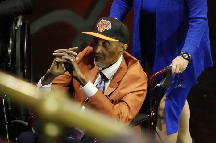 Dick Barnett reacționează pe scenă în timpul inducției sale în 2024 în Naismith Basketball Hall of Fame la Symphony Hall pe 13 octombrie 2024 în Springfield, Massachusetts.