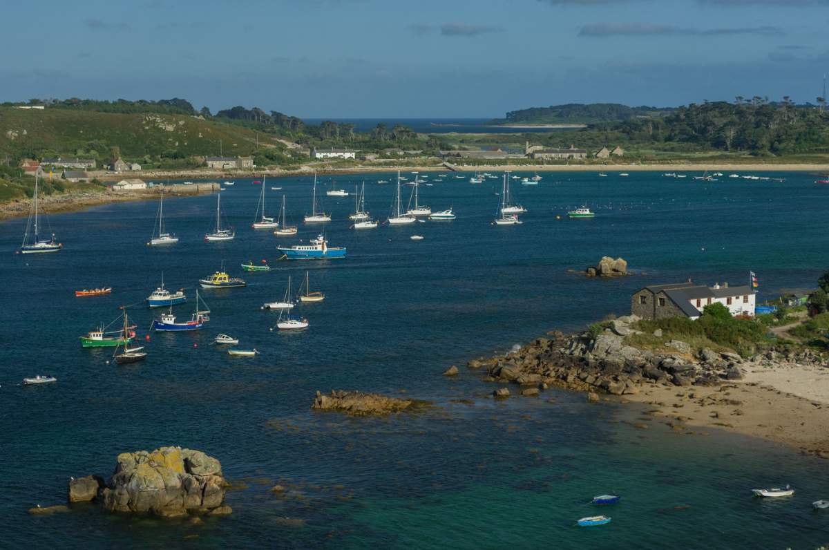 Bărci ancorate în golful dintre insula Tresco și insula Bryher, Insulele Scilly, Cornwall, Anglia