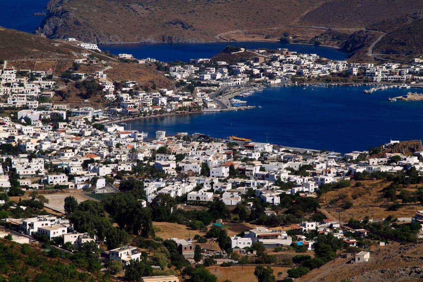 Grecia, Insulele Dodecanez, Patmos. Skala și golful văzute de la Mănăstirea Sfântul Ioan Teologul. Sit al patrimoniului mondial Unesco.
