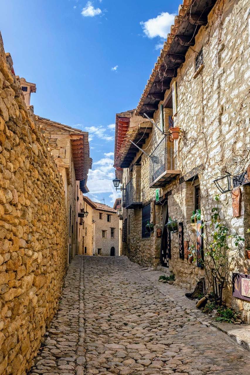 O bijuterie ascunsă în munții Spaniei. Destinația care nu este cunoscută de turiști