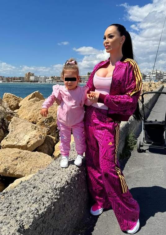 bianca pop si fiica ei impreuna la mare