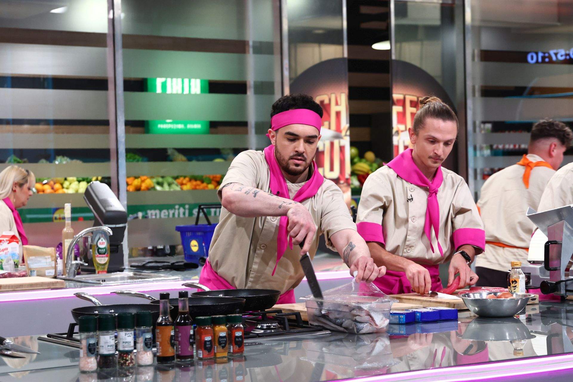 Echipa portocalie, o nouă victorie la Chefi la cuțite. Diseară, cursă culinară nebună: un preparat la fiecare zece minute. Chef Orlando: ”Proba asta este criminală!”