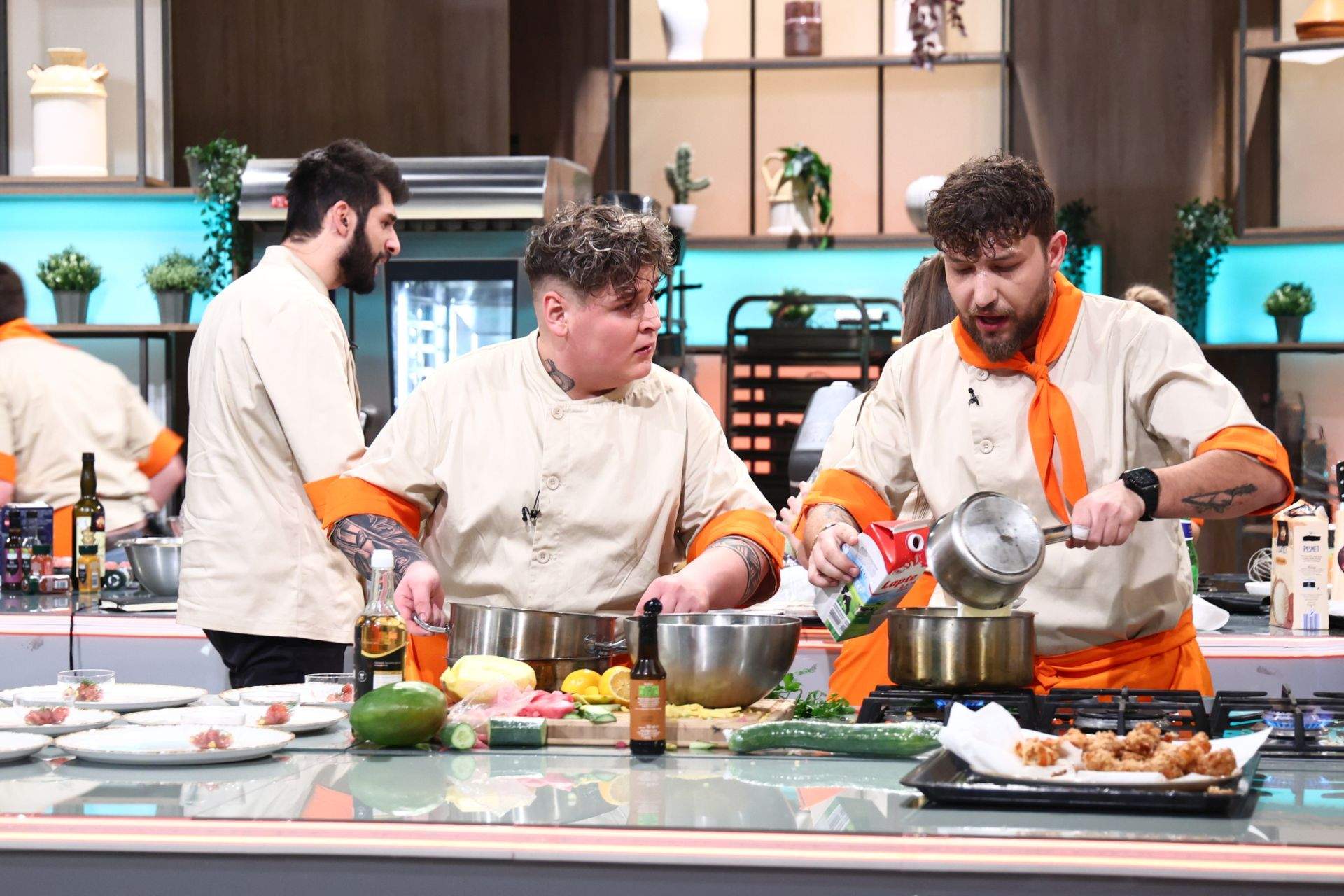 Echipa portocalie, o nouă victorie la Chefi la cuțite. Diseară, cursă culinară nebună: un preparat la fiecare zece minute. Chef Orlando: ”Proba asta este criminală!”