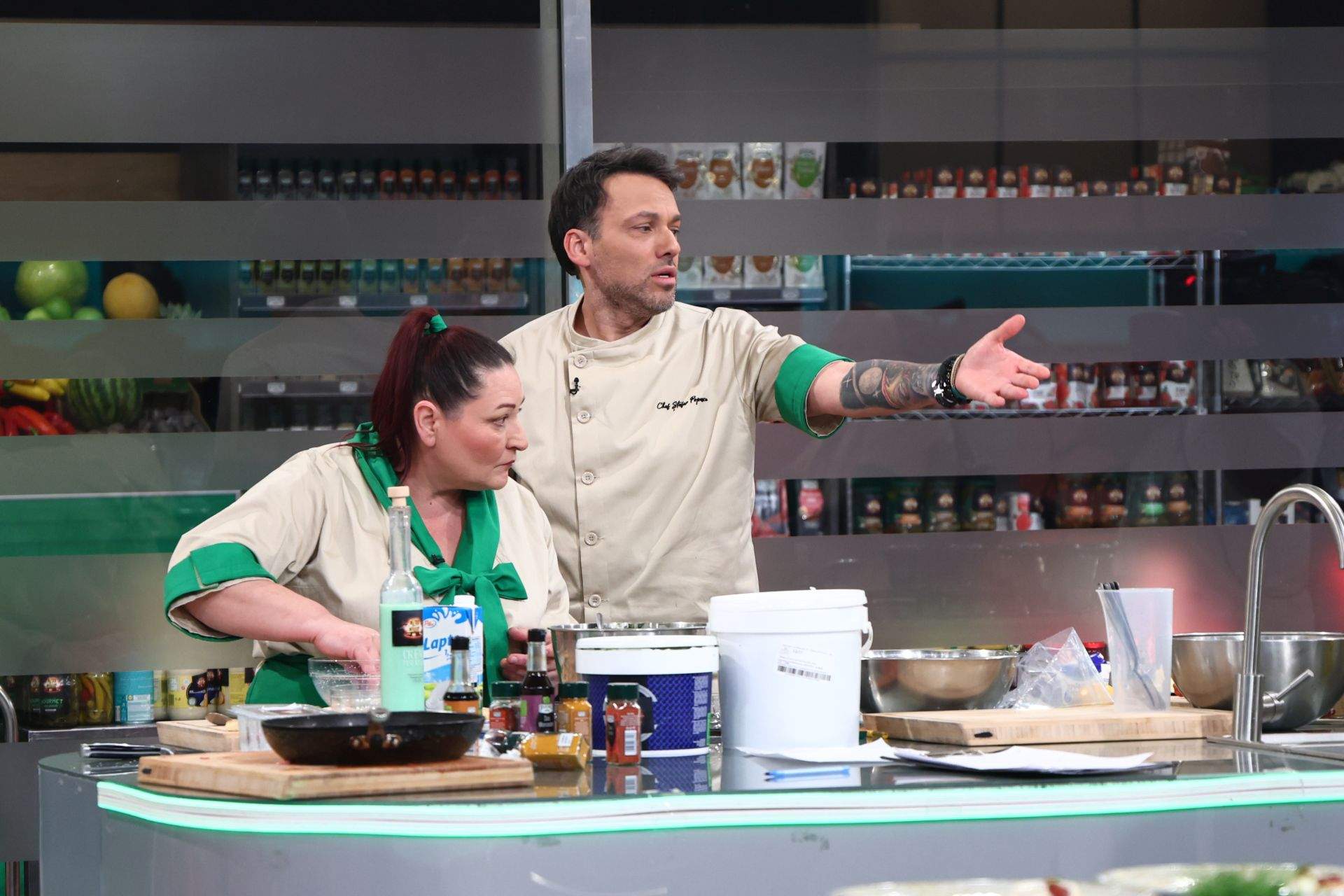 Echipa portocalie, o nouă victorie la Chefi la cuțite. Diseară, cursă culinară nebună: un preparat la fiecare zece minute. Chef Orlando: ”Proba asta este criminală!”