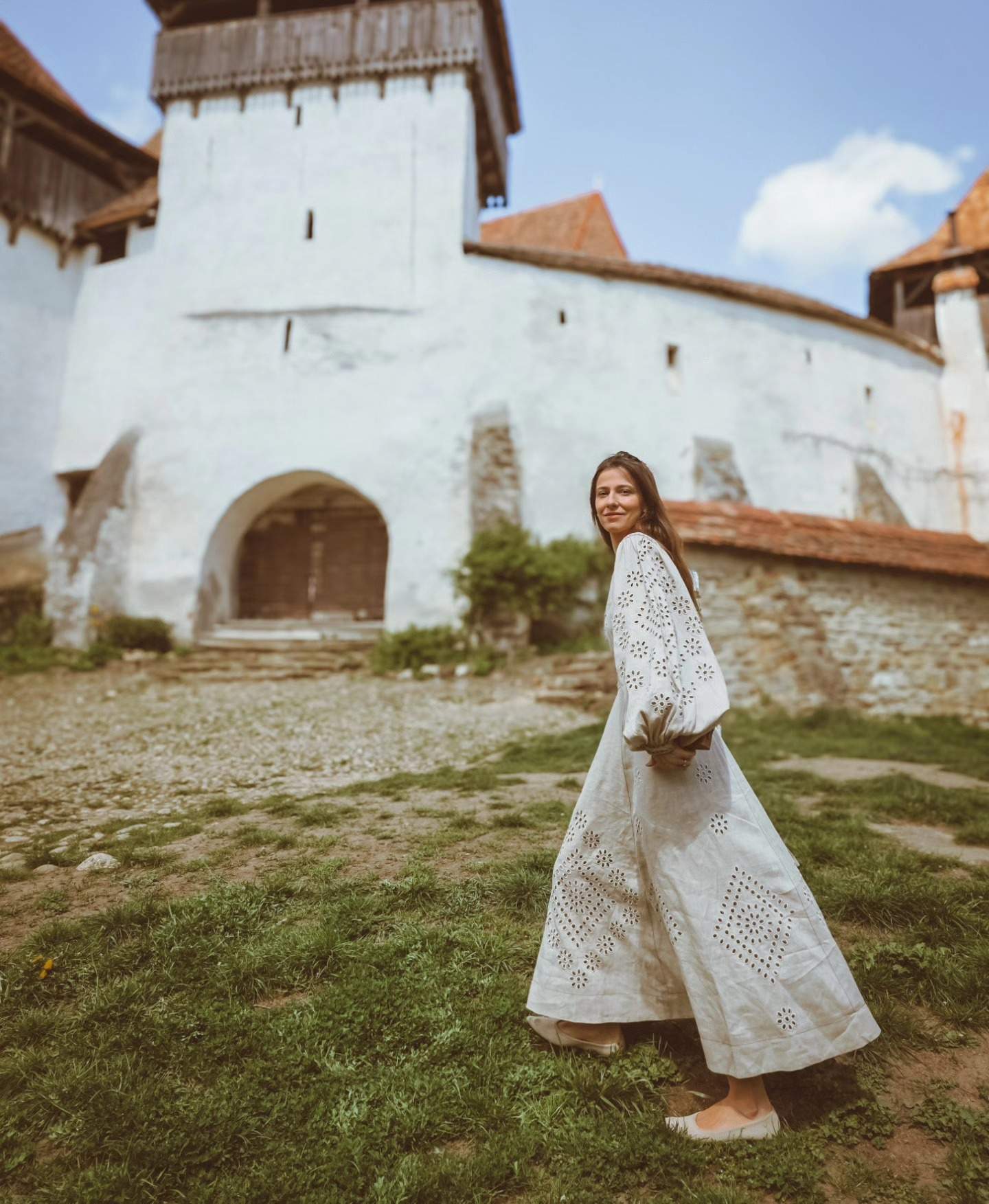 Dana Rogoz poarta o rochie alba