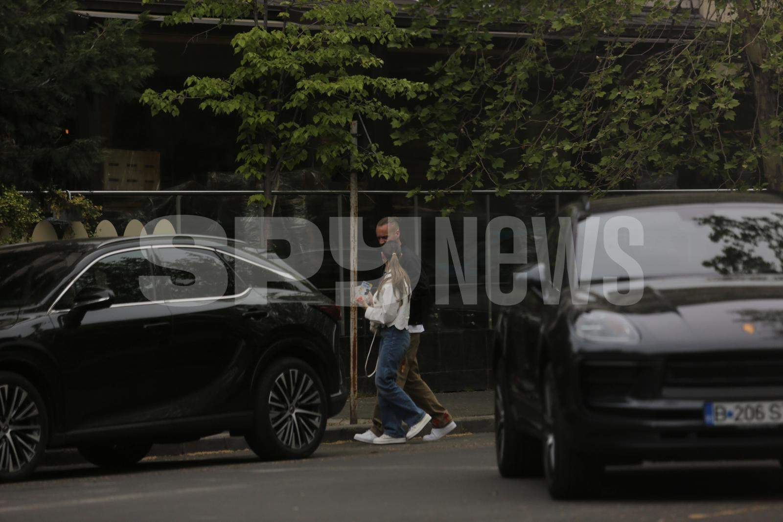 George Puşcaş şi-a scos simpatia în oraş! Cine este domnişoara tandră care îl însoţeşte? Imaginile surprinse de paparazzi | PAPARAZZI