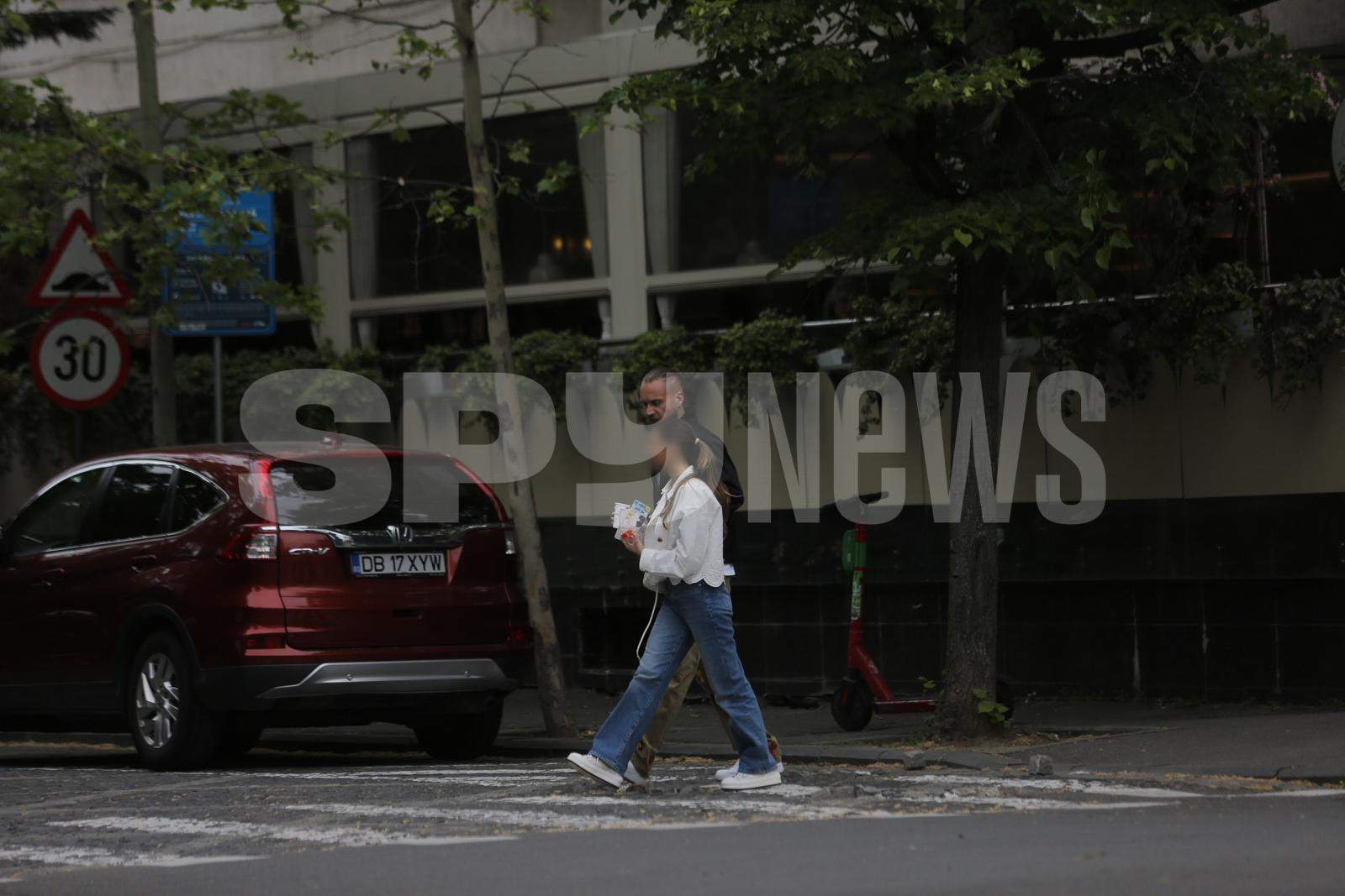 George Puşcaş şi-a scos simpatia în oraş! Cine este domnişoara tandră care îl însoţeşte? Imaginile surprinse de paparazzi | PAPARAZZI