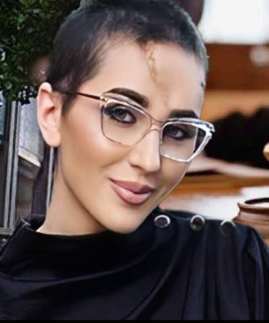 dana roba lovita cu ciocanul in frunte
