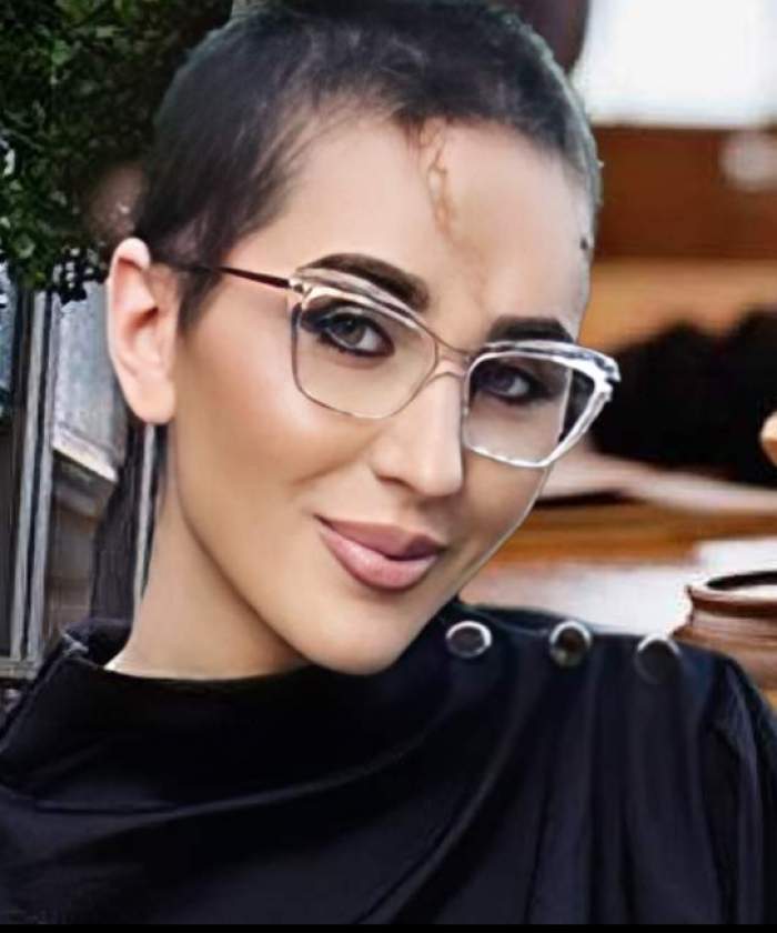 dana roba lovita cu ciocanul in frunte