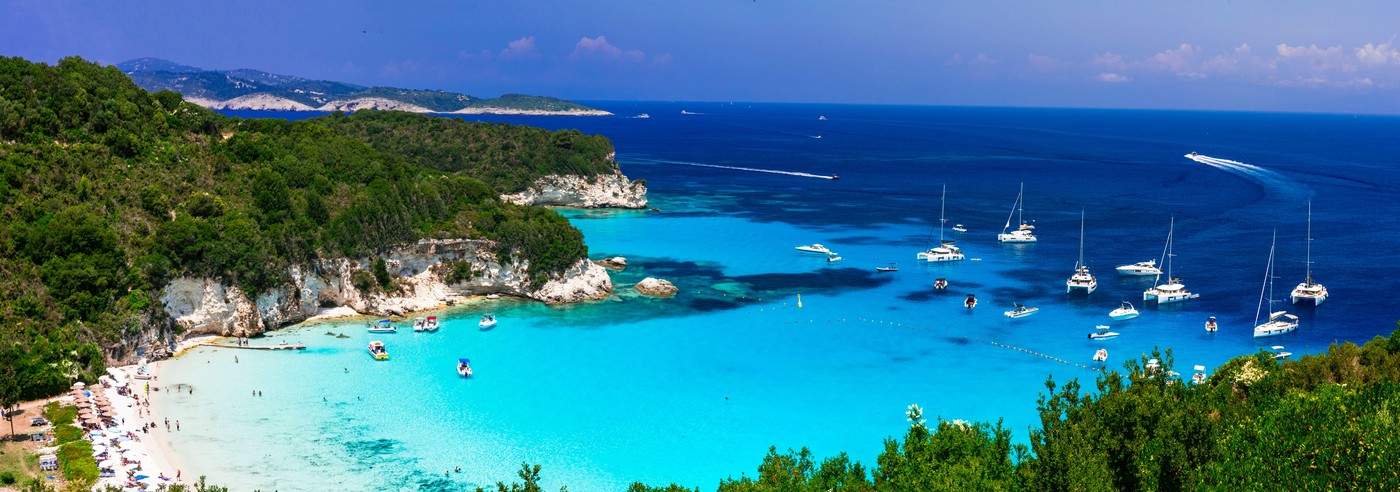 Grecia. Insula Antipaxos - o mică și frumoasă insulă ionică cu plaje albe superbe și o mare de tip Tyrquoise. Vedere a plajei uimitoare Voutoumi